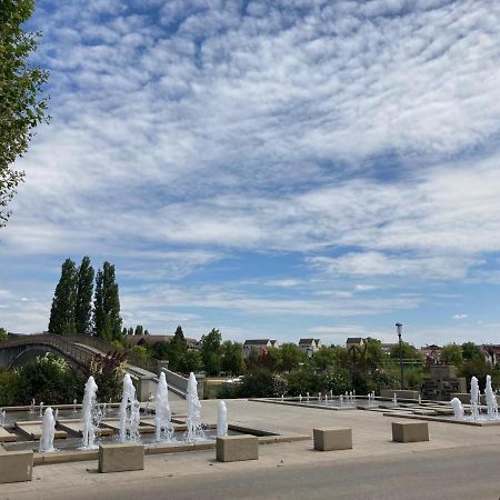 Et Au Pied Coule Une Riviere, Situation Et Vue Ideales Auxerre Exterior photo