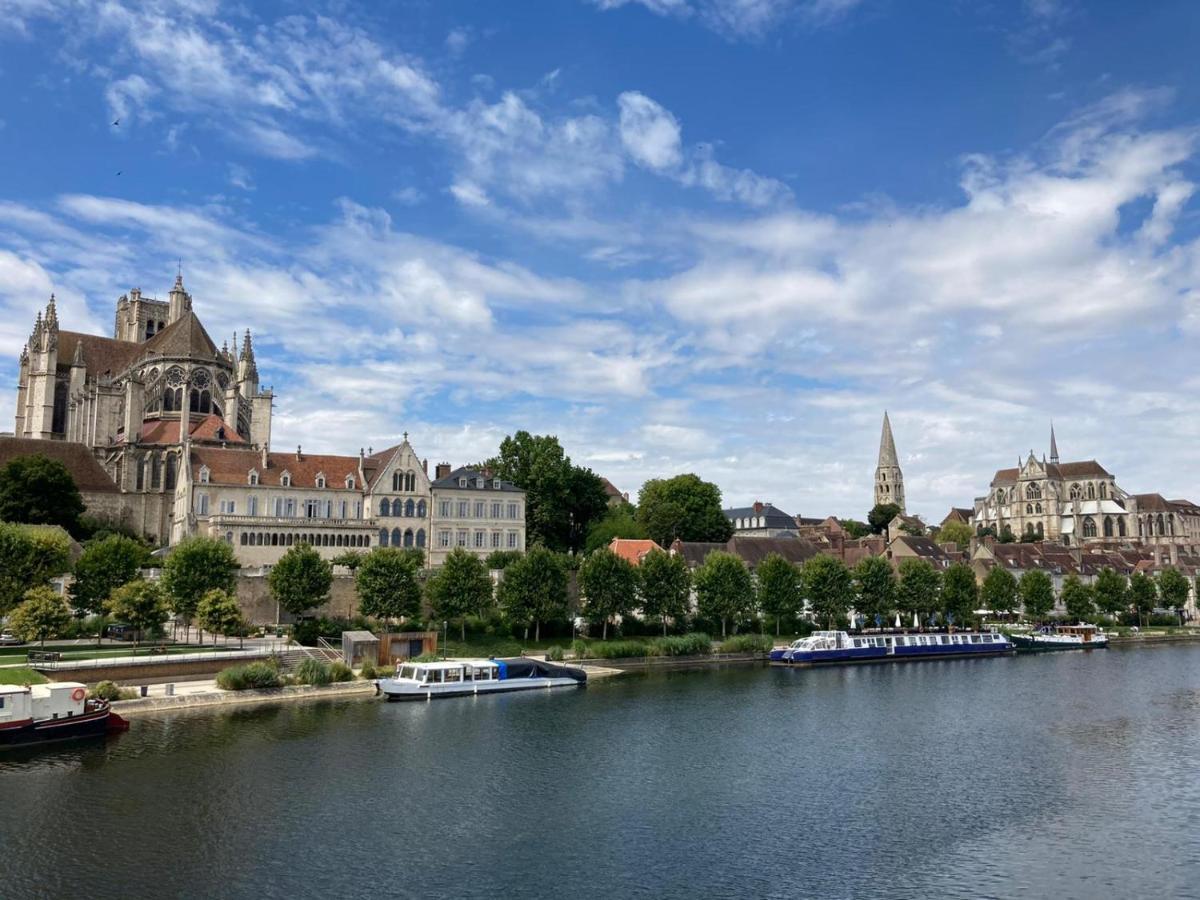 Et Au Pied Coule Une Riviere, Situation Et Vue Ideales Auxerre Exterior photo