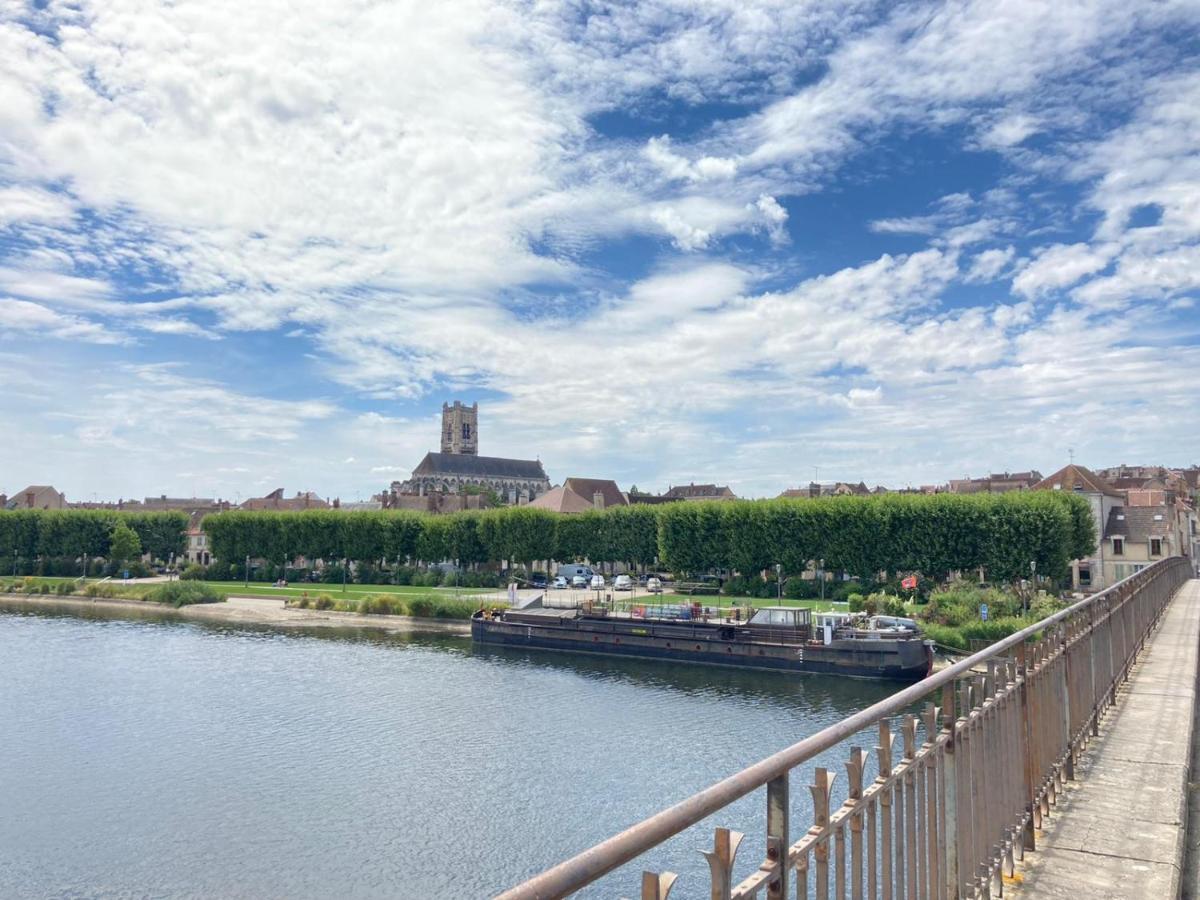 Et Au Pied Coule Une Riviere, Situation Et Vue Ideales Auxerre Exterior photo