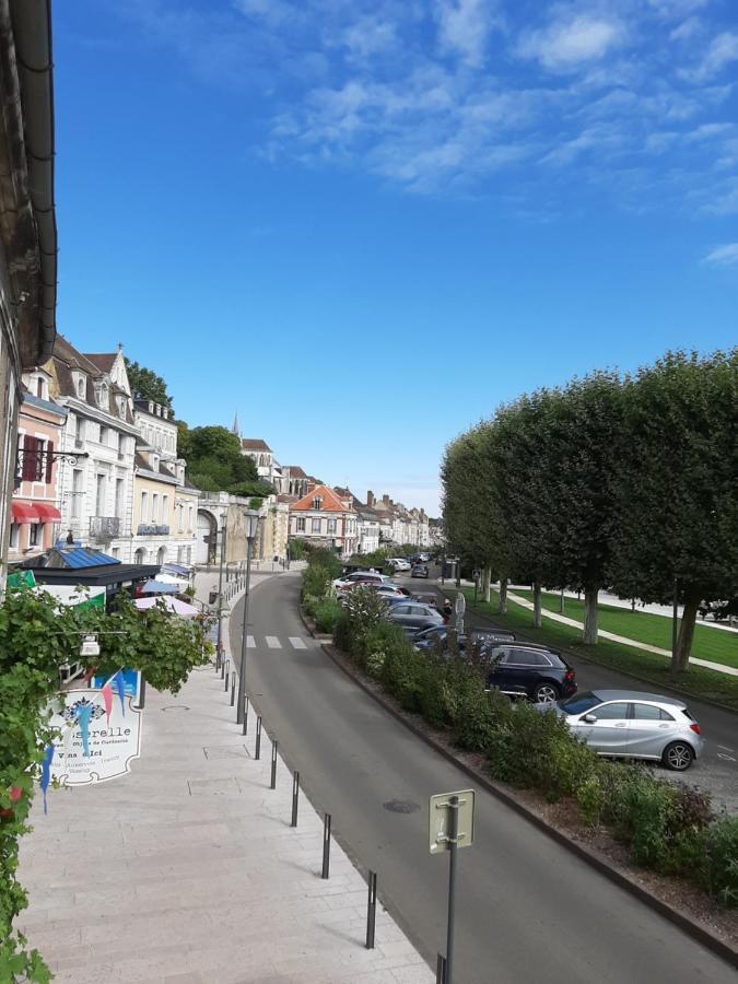 Et Au Pied Coule Une Riviere, Situation Et Vue Ideales Auxerre Exterior photo