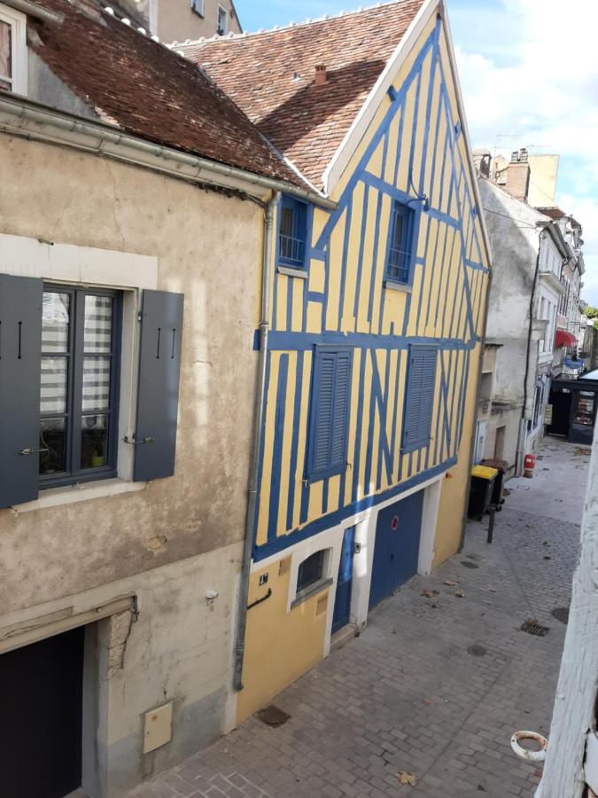 Et Au Pied Coule Une Riviere, Situation Et Vue Ideales Auxerre Exterior photo