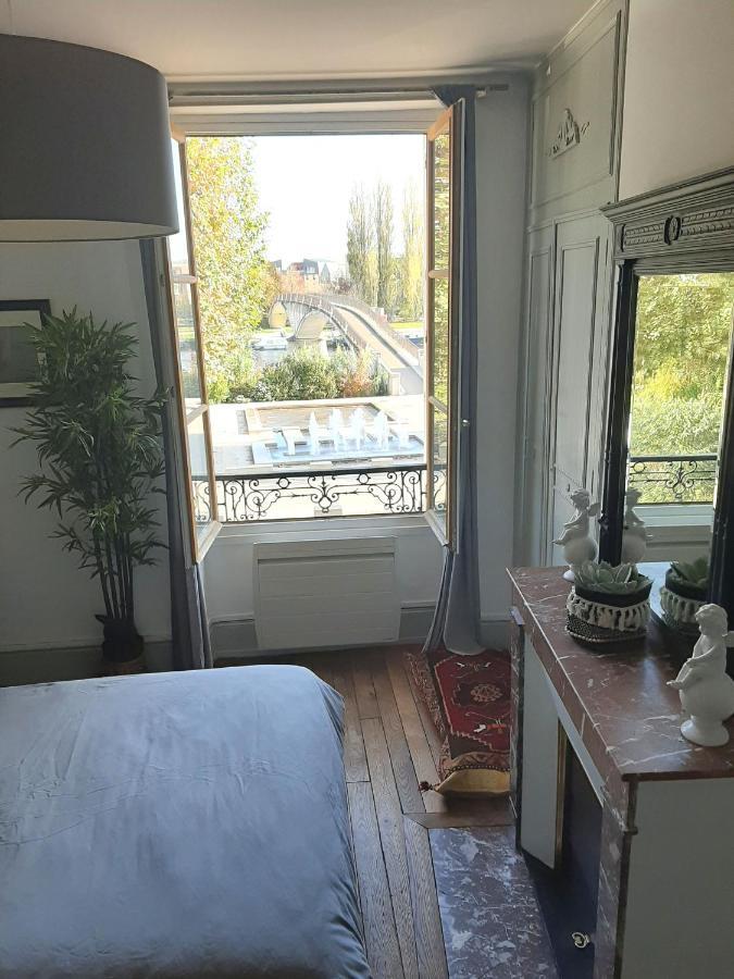 Et Au Pied Coule Une Riviere, Situation Et Vue Ideales Auxerre Exterior photo