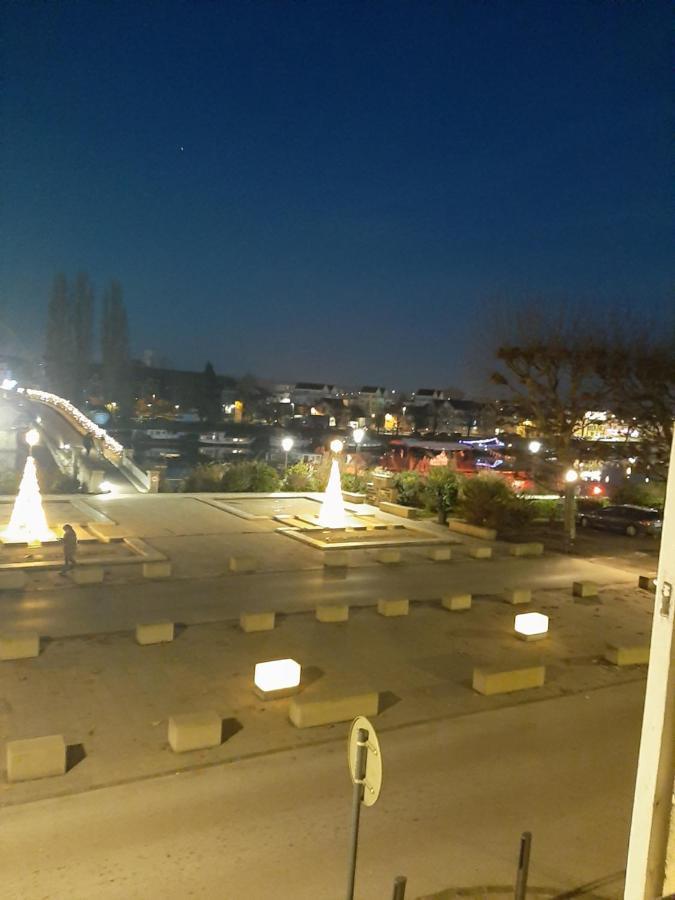 Et Au Pied Coule Une Riviere, Situation Et Vue Ideales Auxerre Exterior photo