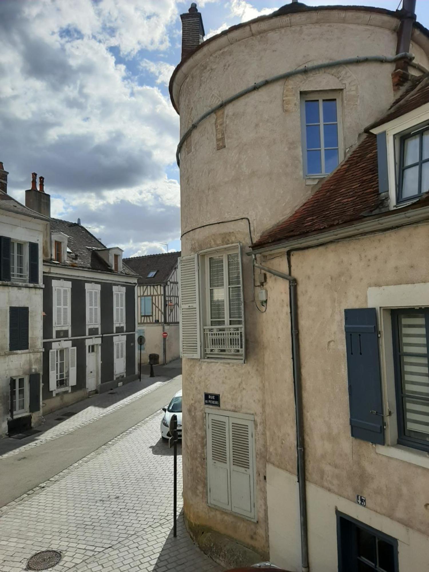 Et Au Pied Coule Une Riviere, Situation Et Vue Ideales Auxerre Room photo